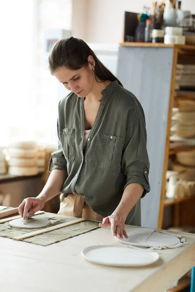 Μέση Εικόνα Του Σύγχρονου Γυναικείου Τεχνίτη Που Δημιουργεί Χειροποίητα Κεραμικά — Φωτογραφία Αρχείου