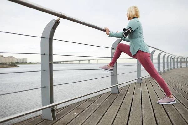 Mujer Activa Rubia Ropa Deportiva Pie Junto Barandilla Mirando Río — Foto de Stock