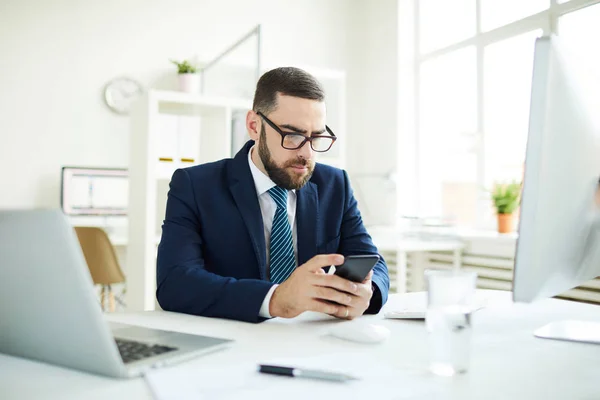 Grave Concentrado Joven Barbudo Empresario Traje Formal Sentado Escritorio Oficina — Foto de Stock