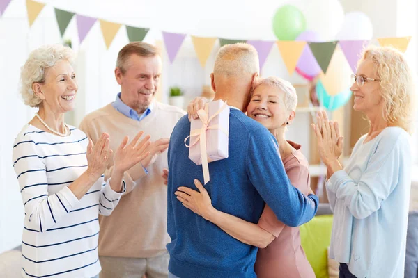 Glimlachend Opgewonden Mooie Vrouw Met Kort Haar Knuffelen Vriend Terwijl — Stockfoto