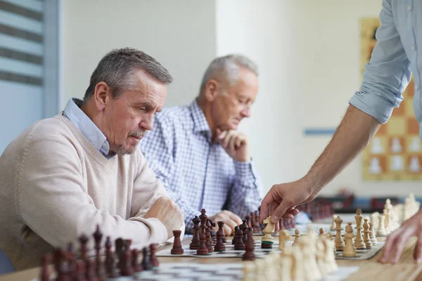 Två Åldrig Män Med Silver Hår Spenderar Fritid Chess Club — Stockfoto