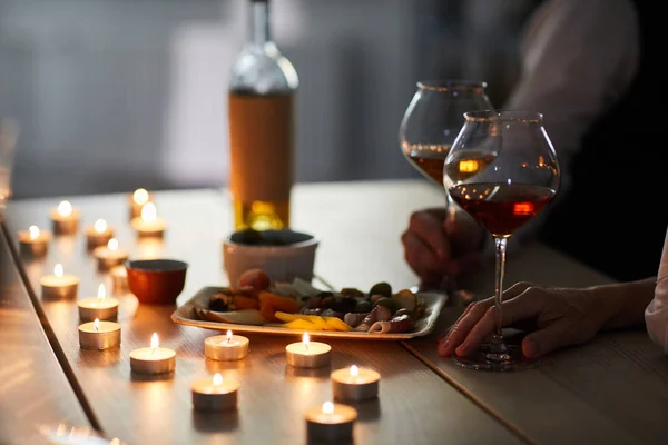 Primo Piano Cena Romantica Con Bicchieri Vino Spuntini Tavolo Legno — Foto Stock
