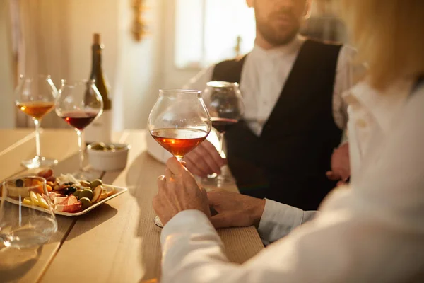 Középső Szakasz Vértes Két Szakmai Sommelier Értékeli Bor Során Kóstoló — Stock Fotó