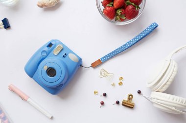 Anlık kamera, kulaklık, klipler ve pinler ile beyaz arka plan yukarıda görünümü, kopyalama alanı