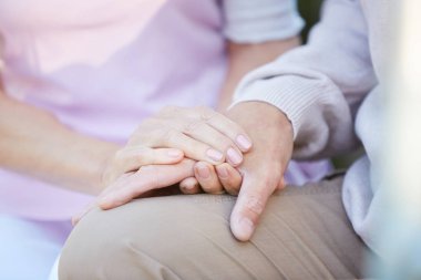 Zor zamanlarda birbirlerini destekleyen el ele tutuşan tanınmayan yetişkin çiftin yakın çekim, kopya alanı