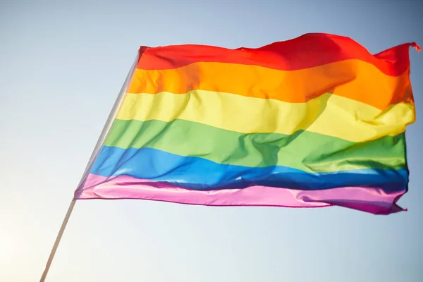 Close Van Heldere Multi Gekleurde Regenboog Vlag Zwaaiend Breeze Achtergrondafbeelding — Stockfoto