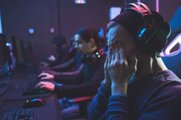 Giovane Ragazzo Geek Cuffia Strofinando Gli Occhi Mentre Sente Stanchezza — Foto Stock