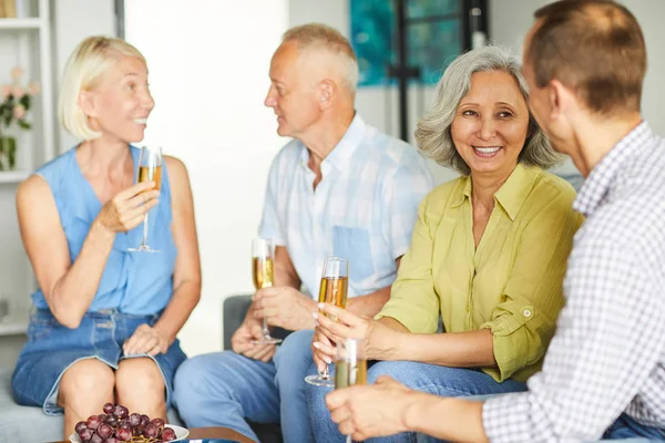 Skupina Veselých Vyšších Lidí Požívajících Šampaňské Během Večírku Doma Kopírování — Stock fotografie
