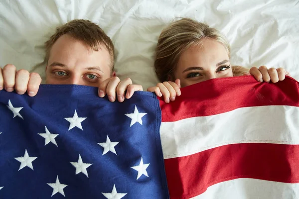 Jong Paar Bedekt Door Amerikaanse Vlag Terwijl Liggend Bed Kijken — Stockfoto