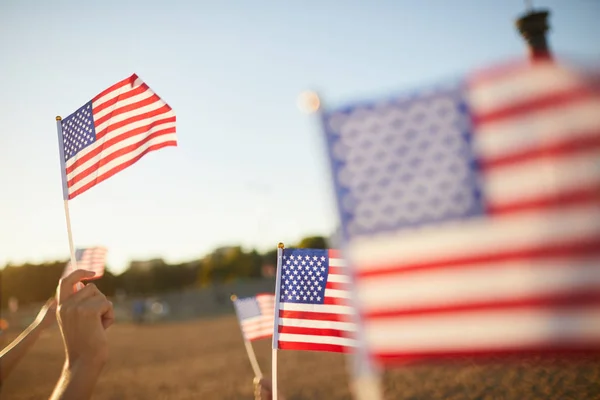 Amerikan Kahramanlarının Anısını Korurken Abd Tutan Tanınmayan Insanlar Bayraklarını Asıyor — Stok fotoğraf