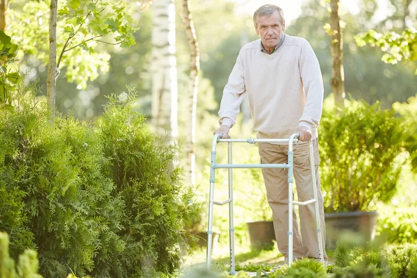 Portrait Complet Homme Âgé Appuyé Sur Une Marchette Posant Extérieur — Photo