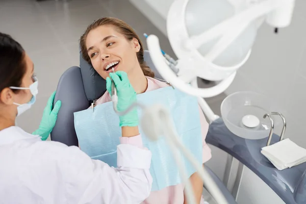 Retrato Ángulo Alto Una Hermosa Mujer Joven Silla Dental Durante —  Fotos de Stock