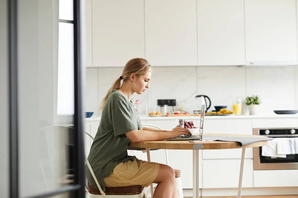 Mooie Jonge Student Zittend Keuken Voor Laptop Tijdens Voorbereiding Seminar — Stockfoto