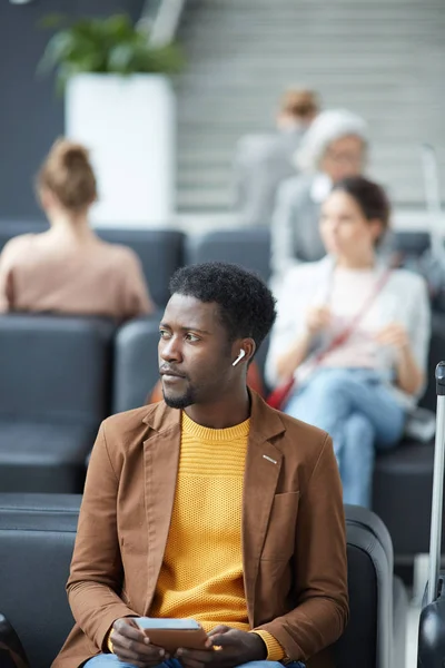 Sérieux Jeune Afro Américain Veste Marron Assis Sur Canapé Aéroport — Photo