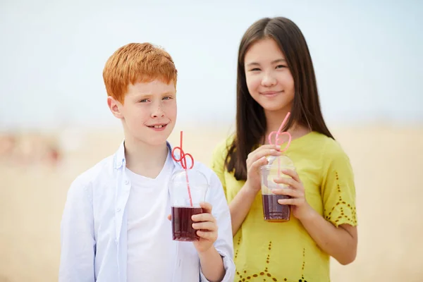 Two Interracial Children Casual Outfits Standing Beach Holding Plastic Cup — Stock Photo, Image