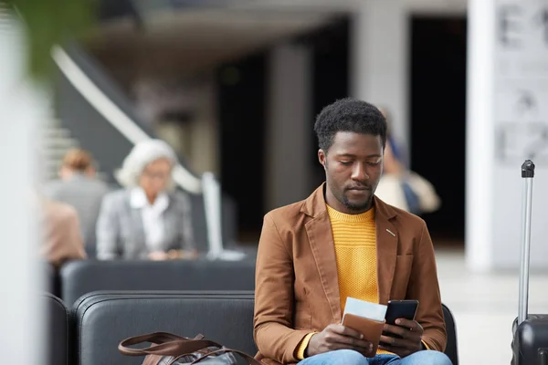 Σοβαρός Νέος Μαύρος Άντρας Γενειάδα Που Κάθεται Στο Αεροδρόμιο Και — Φωτογραφία Αρχείου