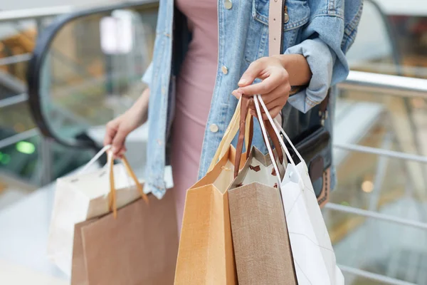 Jovem Mulher Segurando Sacos Compras Papel Suas Mãos Enquanto Vai — Fotografia de Stock