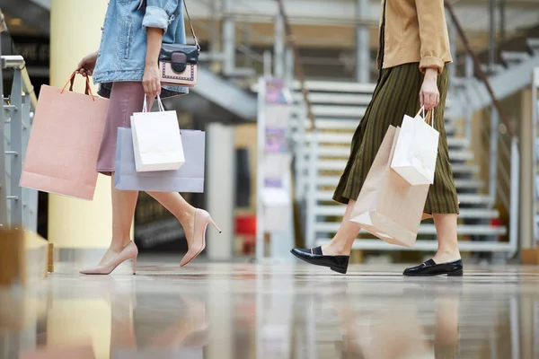 难以辨认的女孩在时髦的服装携带纸袋 而享受商店之旅 — 图库照片