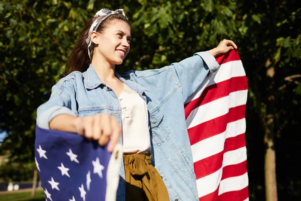 Vrolijke Mooie Jonge Vrouw Lange Denim Jasje Staande Zomer Bos — Stockfoto