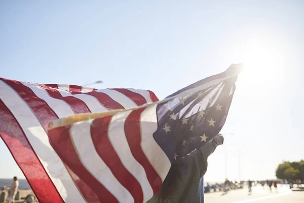 Tanınmayan Kadın Güneşin Önünde Duran Amerika Bağımsızlık Tadını Çıkarırken Amerikan — Stok fotoğraf