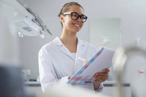Portrait Young Female Dentist Holding Clipboard Smiling Happily While Consulting — Stock Photo, Image