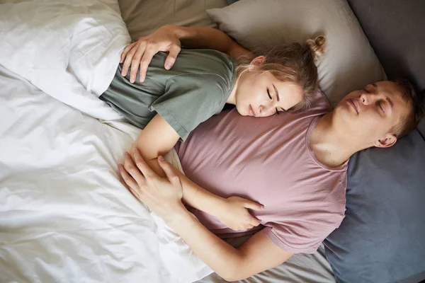 夜の毛布の下で互いに近くに眠っているTシャツの平和な若い配偶者 — ストック写真