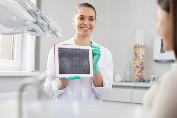 Klinikte Konsültasyon Sırasında Hastaya Diş Röntgeni Görüntüsü Gösteren Gülümseyen Kadın — Stok fotoğraf