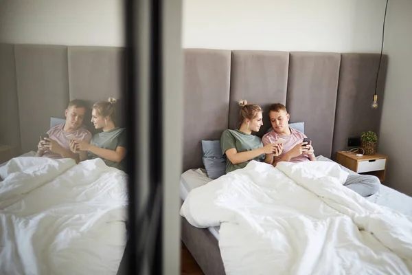 Jeune Couple Contemporain Avec Smartphones Discutant Choses Curieuses Sur Net — Photo