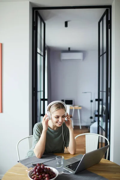 Feliz Joven Hembra Auriculares Sentados Junto Mesa Cocina Casa Interactuando — Foto de Stock