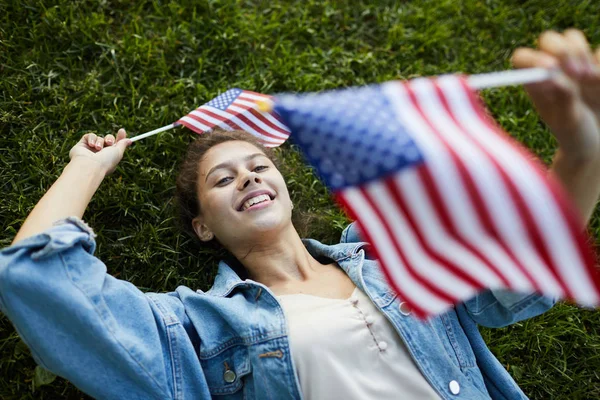 Gelukkig Zorgeloos Amerikaans Meisje Denim Jasje Liggend Gras Park Het — Stockfoto