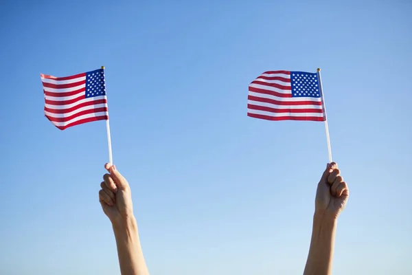 Close Van Onherkenbaar Mensen Met Kleine Amerikaanse Vlaggen Stokken Tijdens — Stockfoto