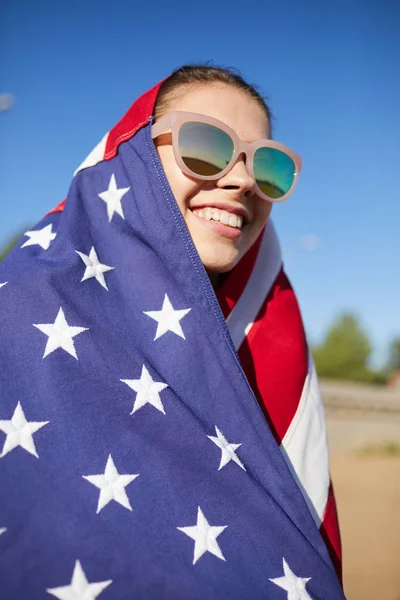 Gelukkig Opgewonden Amerikaans Meisje Zonnebril Ineengedoken Amerikaanse Vlag Kijken Parade — Stockfoto
