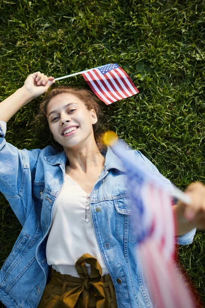 Direct Boven Uitzicht Vrolijke Ontspannen Middelbare Schoolmeisje Denim Jasje Liggend — Stockfoto