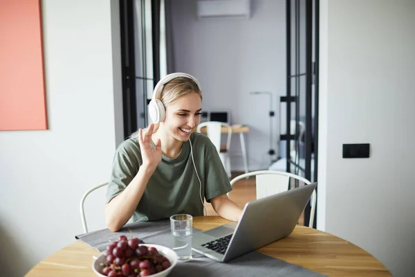 Glad Tjej Hörlurar Vinka Hennes Hand Till Vän När Kommunicerar — Stockfoto