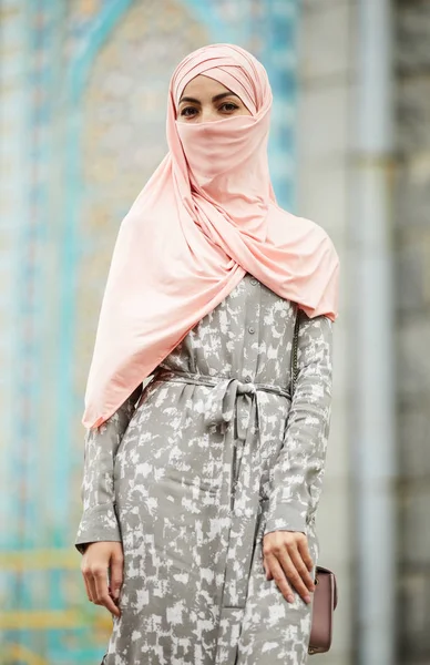Portret Van Mooie Stijlvolle Jonge Moslimvrouw Roze Hijab Zomerjas Kleine — Stockfoto