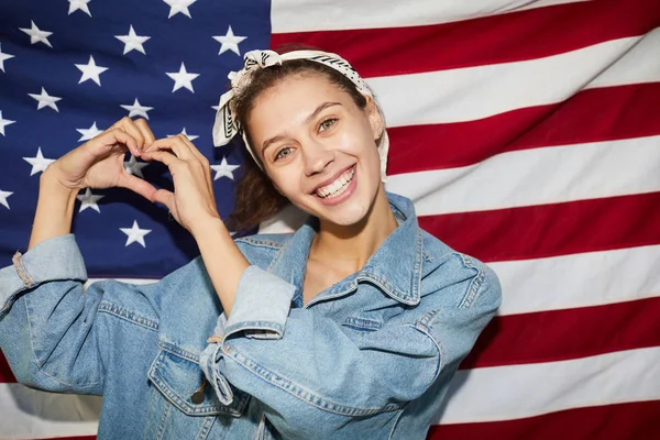 Portret Van Jolly Young Patriot America Dragen Hoofddoek Staande Tegen — Stockfoto