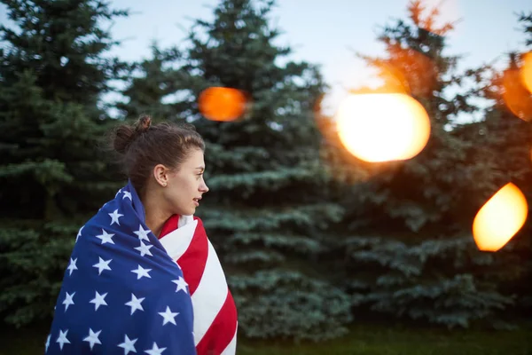 Innehåll Fundersam Flicka Med Hår Bulle Promenader Skogen Självständighetsdagen Usa — Stockfoto