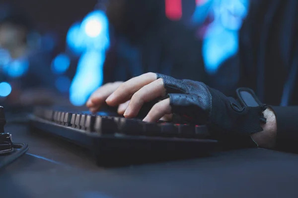 Close Unrecognizable Hacker Black Fingerless Gloves Sitting Desk Typing Computer — Stock Photo, Image