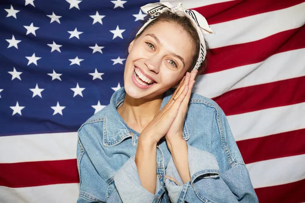 Portret Van Vrolijke Aantrekkelijke Vrouw Hoofddoek Poseren Tegen Amerikaanse Vlag — Stockfoto