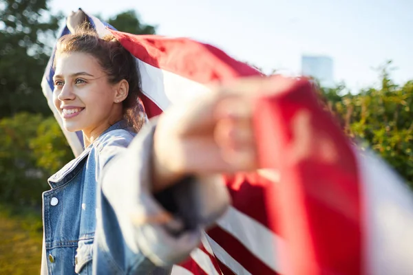 Gelukkig Peinzende Vrouwelijke Patriot Denim Jasje Rondkijken Uitrekken Armen Met — Stockfoto