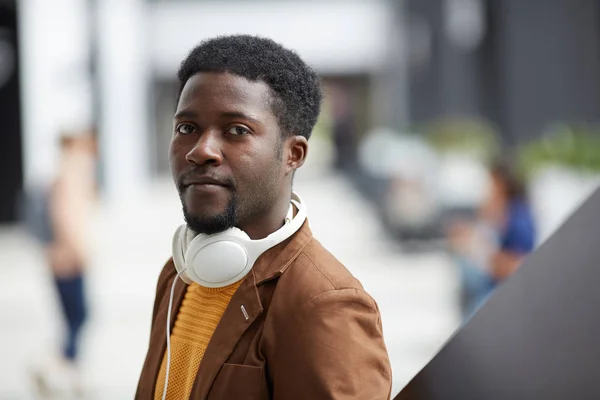 Πορτραίτο Του Σοβαρού Όμορφου Νεαρού Μαύρου Άντρα Ενσύρματα Ακουστικά Στο — Φωτογραφία Αρχείου