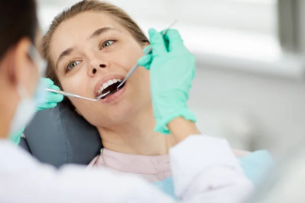 Portret Pięknej Młodej Kobiety Fotelu Dentystycznym Podczas Kontroli Medycznej Kopiuj — Zdjęcie stockowe