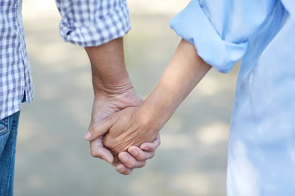 Nahaufnahme Eines Liebevollen Seniorehepaares Das Sich Händchen Hält Während Den — Stockfoto