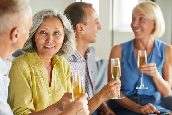 Группа Современных Пожилых Людей Пьет Шампанское Наслаждаясь Вечеринкой Дома Копирует — стоковое фото