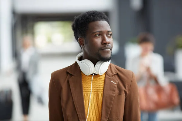 Pensivo Ispirato Giovane Uomo Afro Americano Con Cuffie Bianche Sul — Foto Stock