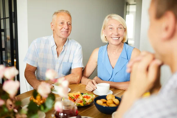 Retrato Pareja Madura Sonriente Sentada Mesa Con Amigos Familiares Espacio — Foto de Stock