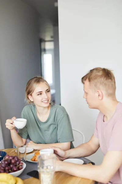 Pretty Ung Kvinna Pratar Med Sin Man Kopp Med Frukost — Stockfoto