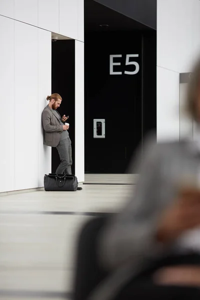 Grave Bel Giovane Imprenditore Giacca Piedi Con Borsa Viaggio Perdere — Foto Stock