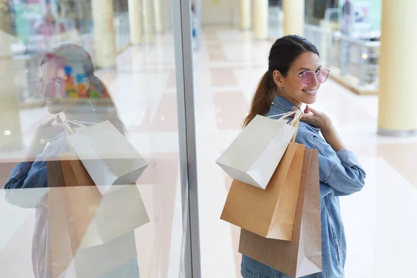 Menina Sorridente Jovem Óculos Sol Rosa Andando Redor Shopping Com — Fotografia de Stock