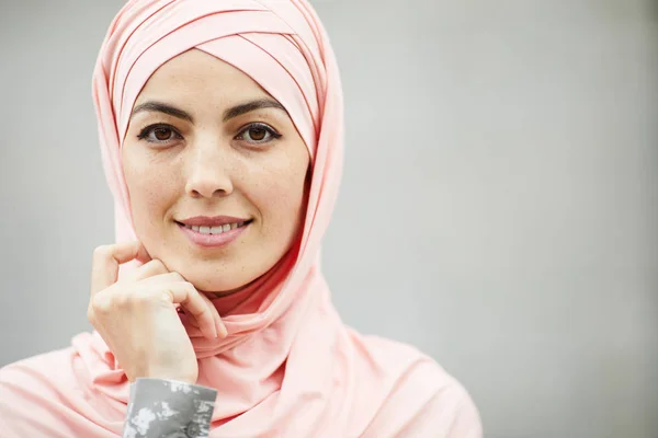 Porträtt Positiv Söt Ung Arabisk Kvinna Rosa Slöja Röra Ansiktet — Stockfoto